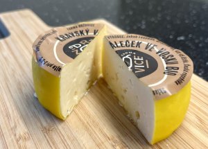 Farmářské sýry, mléčné produkty a Pršutérie Chovaneček ve Správným krámu